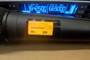 922m/skm9000y радиосистема uhf, 2 ручных передатчика вида skm9000y с желтой подсветкой deluxe