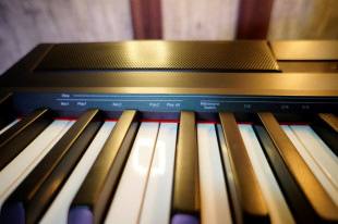 antares d-300 цифровое фортепиано. 88 клавиш рояльного типа. деревянная стойка, 3 педали, пюпитр 